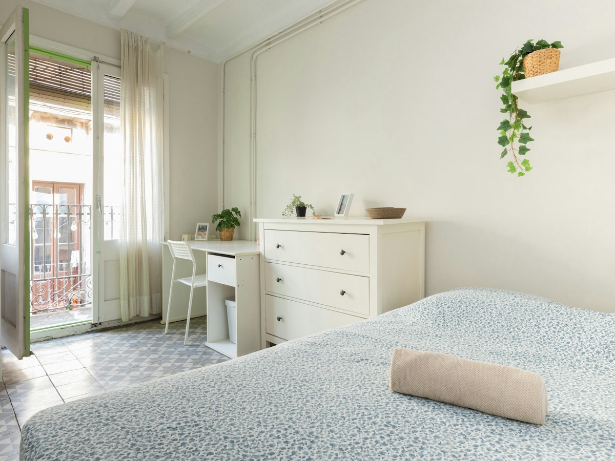 Furnished room in a 5-person shared flat in Ciutat Vella · 3