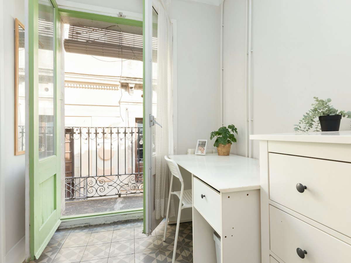 Furnished room in a 5-person shared flat in Ciutat Vella · 4