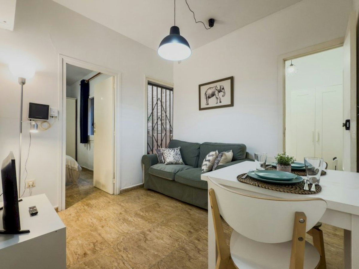 Furnished room in a 5-person shared flat in Sants-Montjuïc · 2