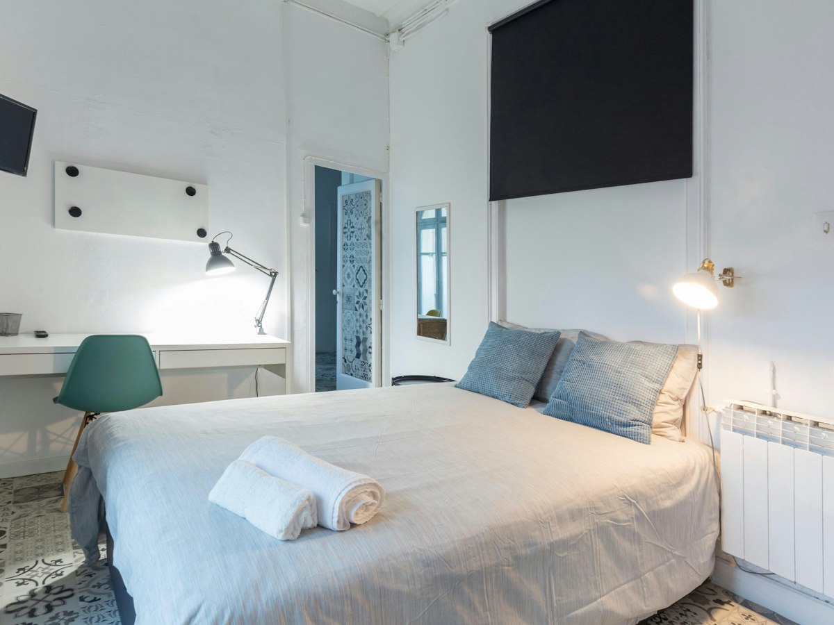 Furnished room in a 11-person shared flat in Gràcia · 2