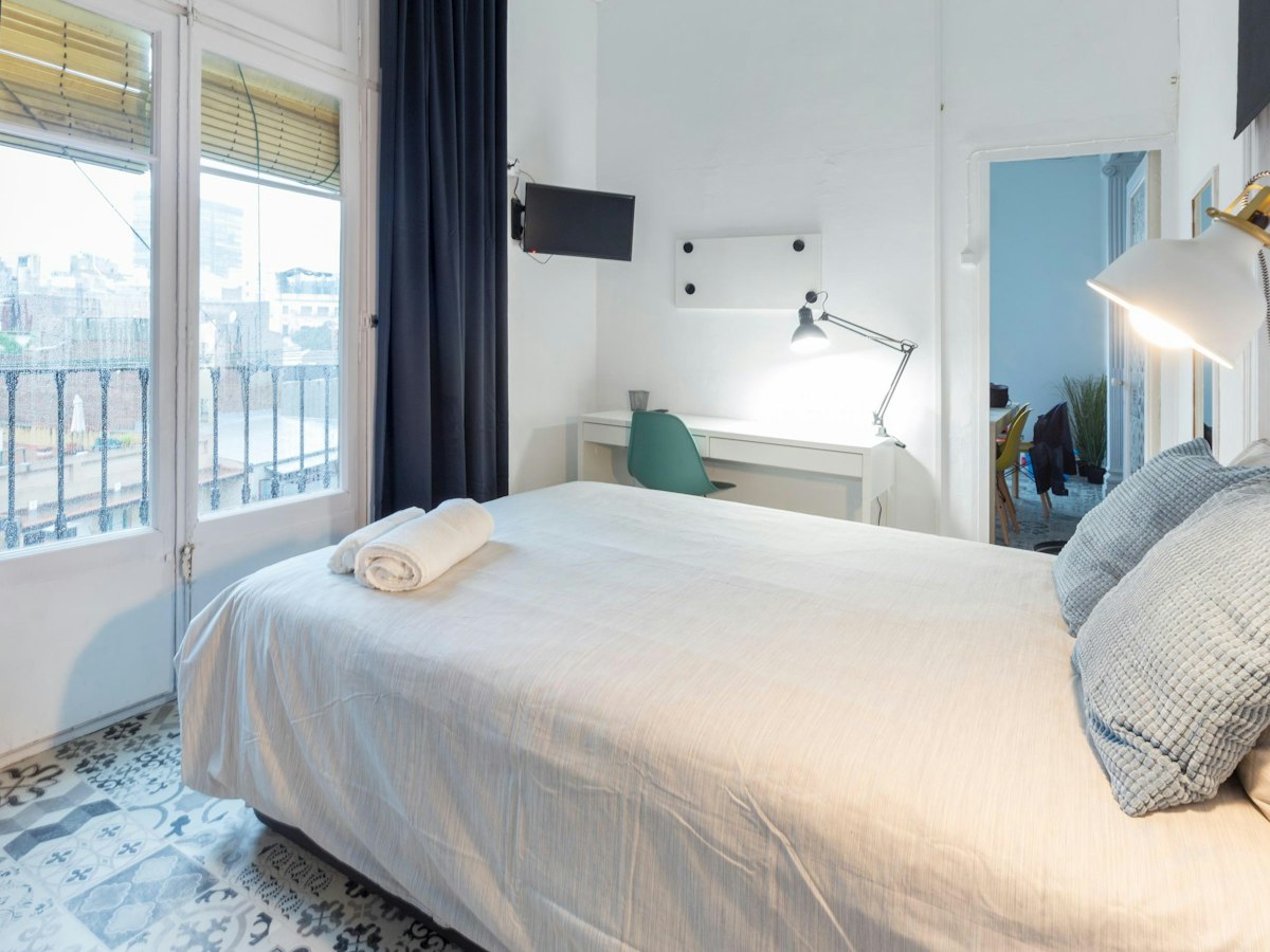 Furnished room in a 11-person shared flat in Gràcia · 3