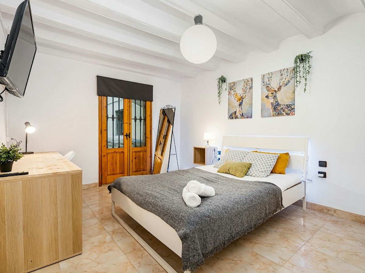 Furnished room in a 6-person shared flat in Ciutat Vella · 4