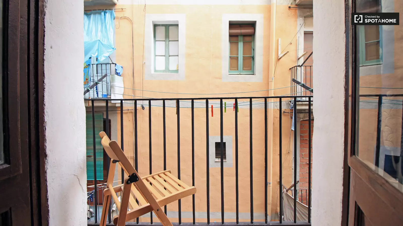 Habitación amueblada en piso compartido en Ciutat Vella · 4
