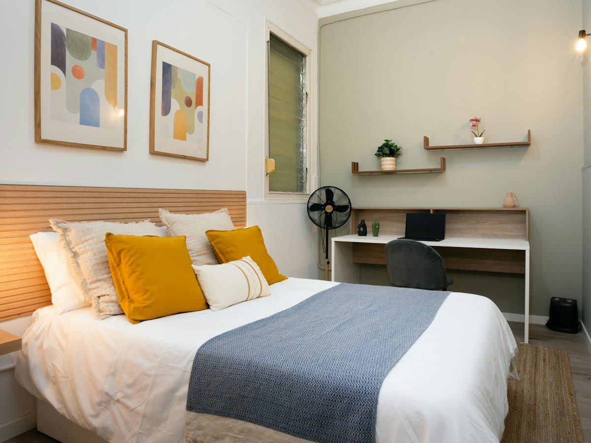 Furnished room in a 8-person shared flat in Eixample