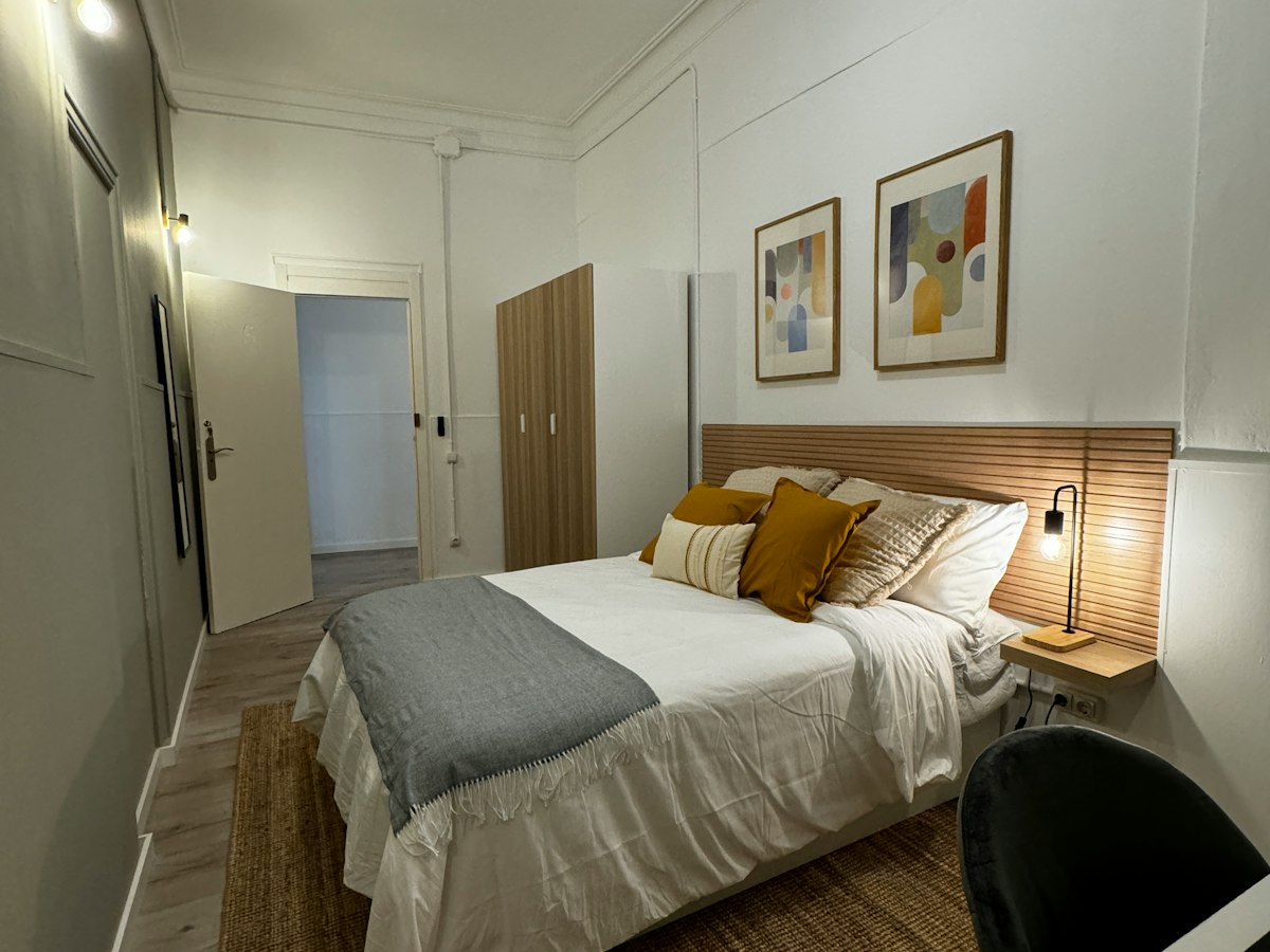 Furnished room in a 8-person shared flat in Eixample · 3