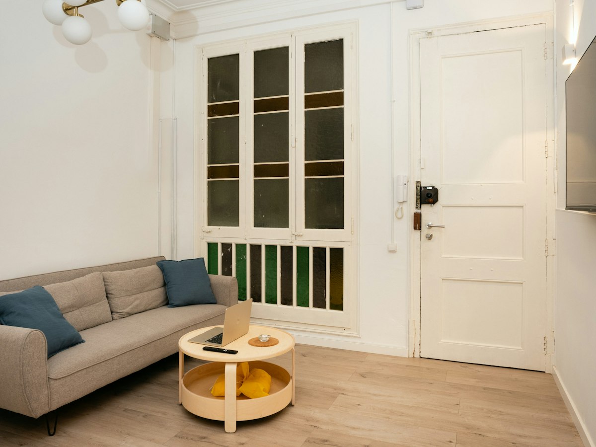Furnished room in a 8-person shared flat in Eixample · 4