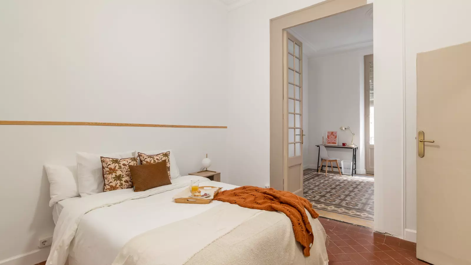 Furnished room in a 5-person shared flat in Ciutat Vella · 2
