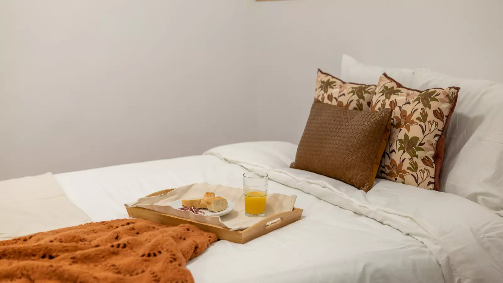 Furnished room in a 5-person shared flat in Ciutat Vella · 4