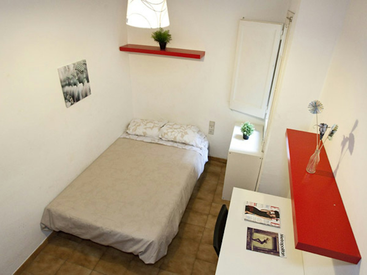 Furnished room in a 5-person shared flat in Gràcia · 2