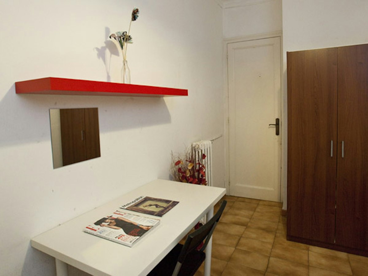 Furnished room in a 5-person shared flat in Gràcia · 3