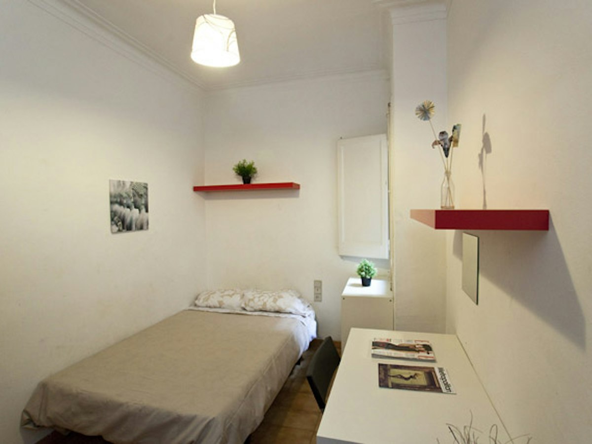 Furnished room in a 5-person shared flat in Gràcia · 4