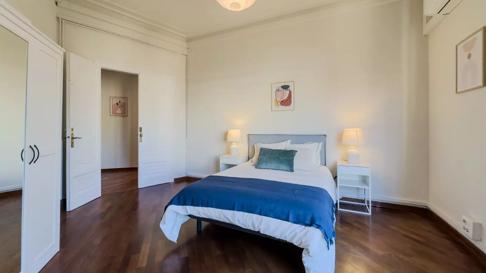 Furnished room in a shared flat in Gràcia · 2