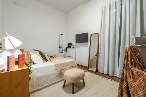 Room in a 9-person shared flat in Eixample · 2