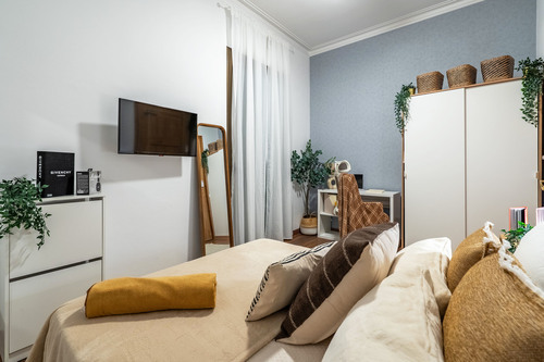 Room in a 9-person shared flat in Eixample · 3