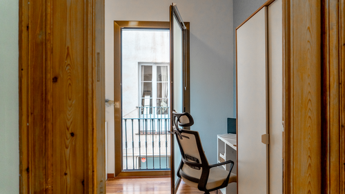 Room in a 9-person shared flat in Eixample · 4