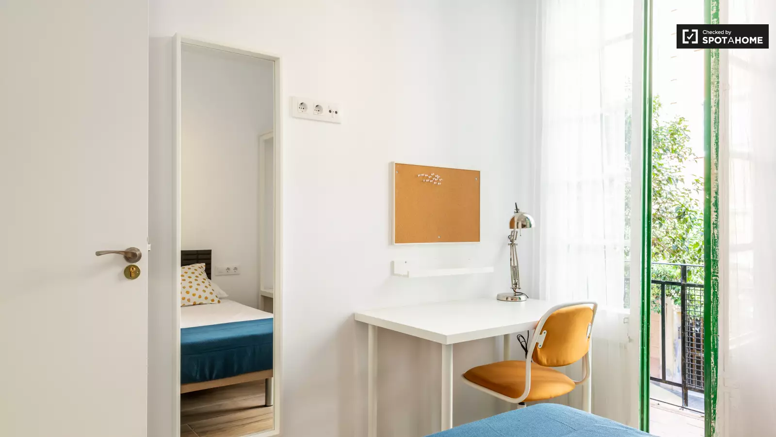 Furnished room in a shared flat in L'Hospitalet · 3