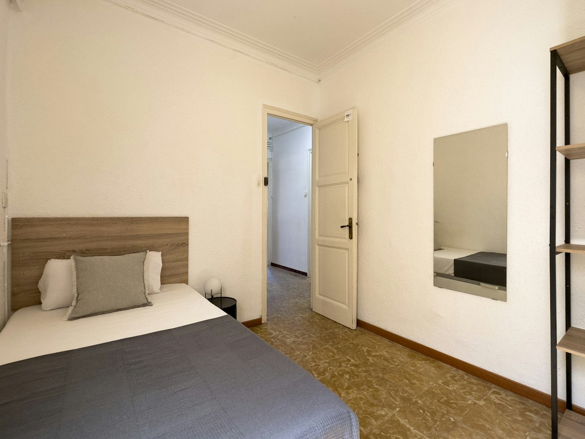 Furnished room in a 8-person shared flat in Sants-Montjuïc · 2