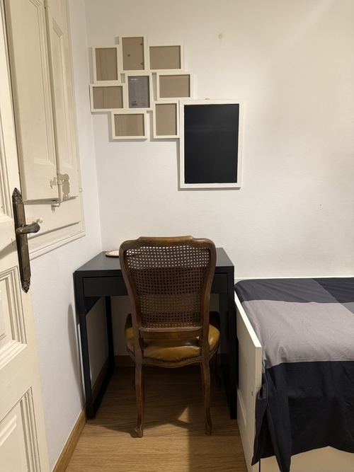 Room in a 4-person shared flat in Eixample · 3