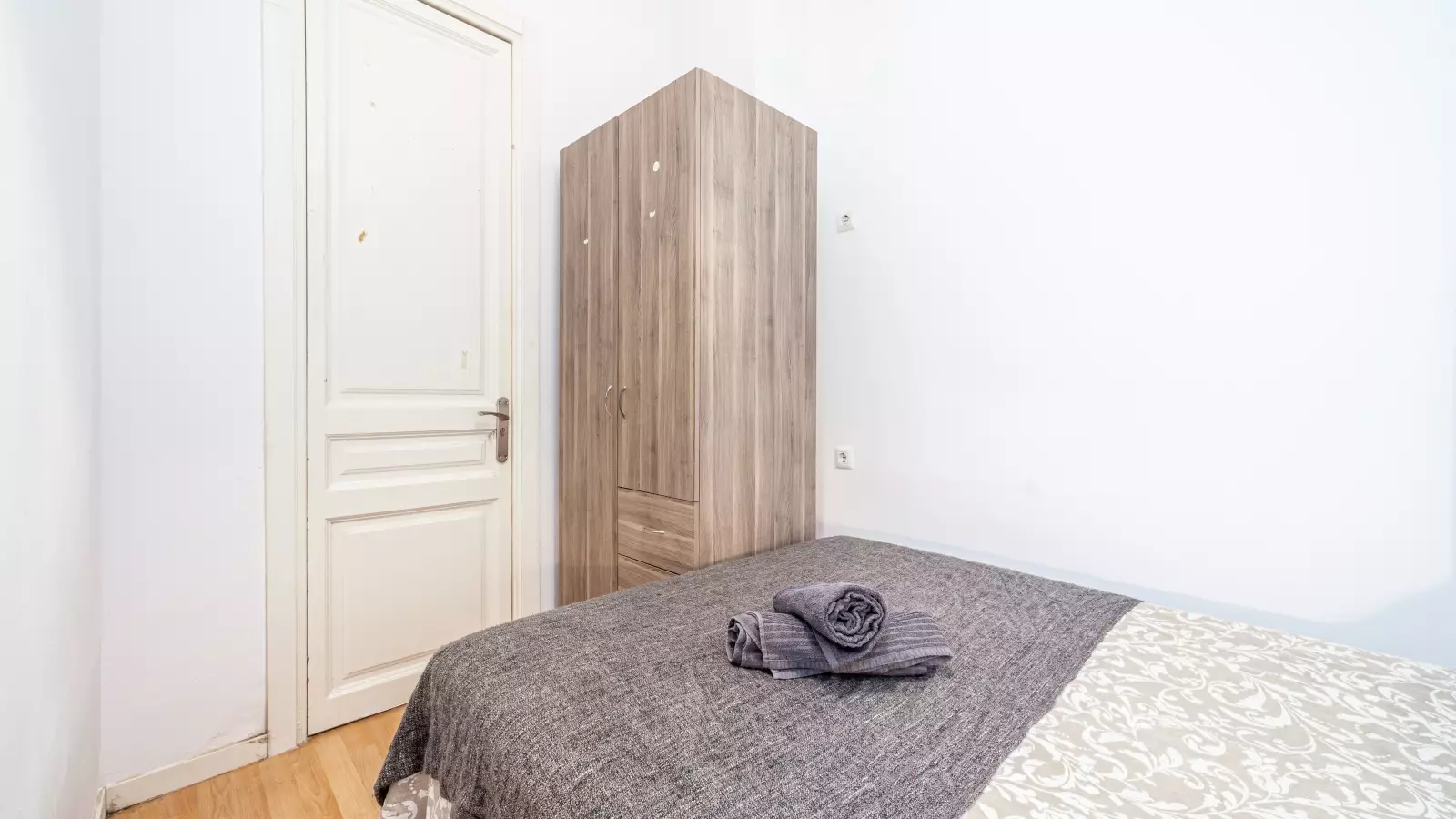 Furnished room in a shared flat in Eixample · 2