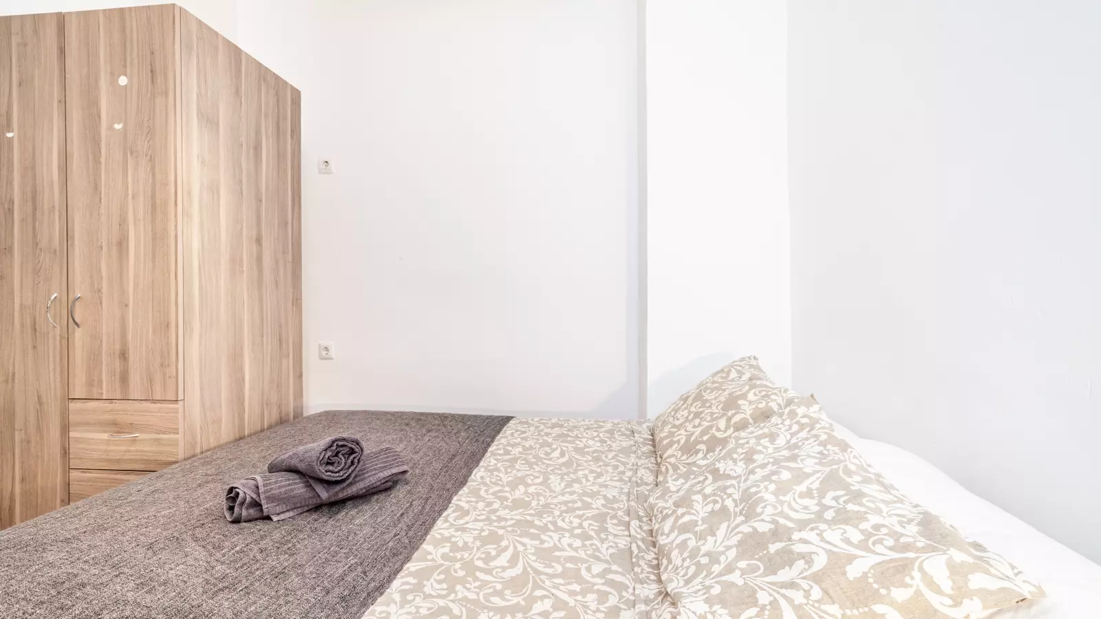 Furnished room in a shared flat in Eixample · 3