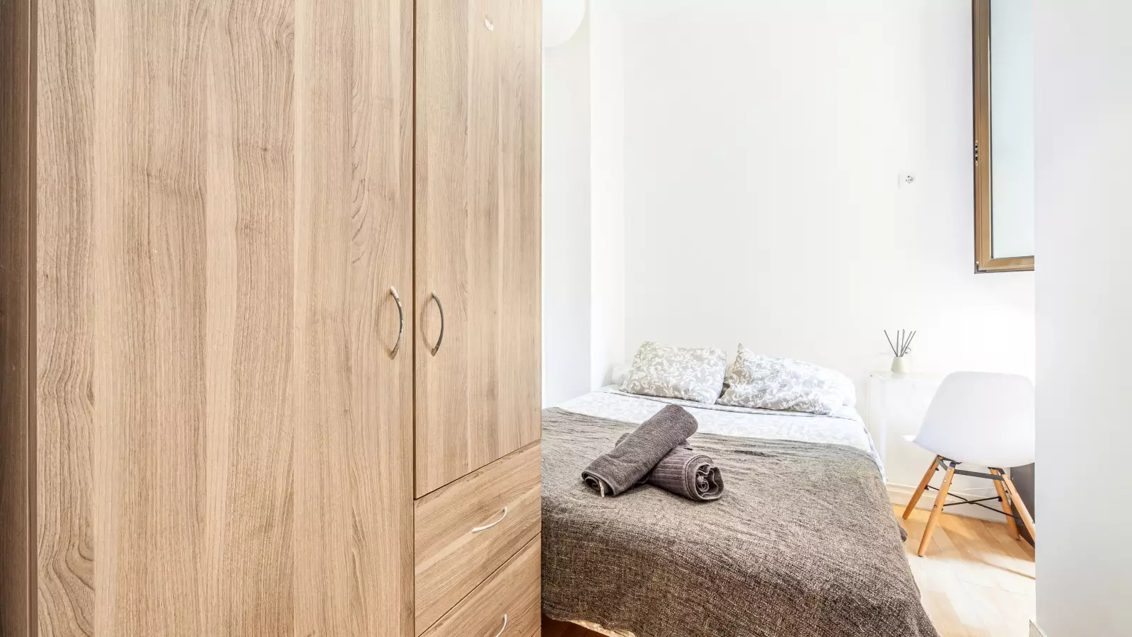 Furnished room in a shared flat in Eixample · 4