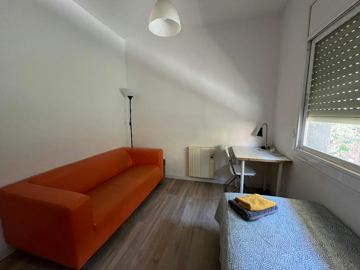 Habitación amueblada en piso compartido de 5 personas en Gràcia · 2