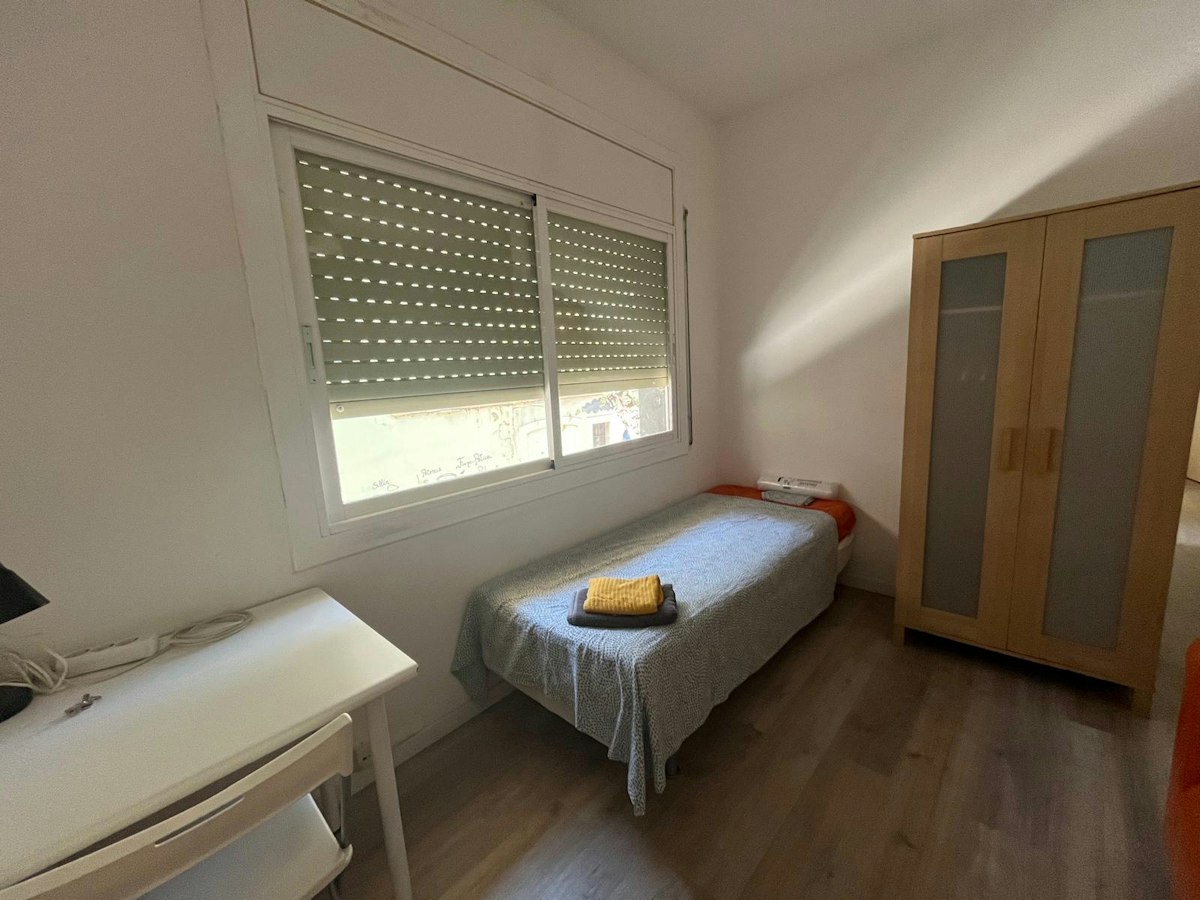 Habitación amueblada en piso compartido de 5 personas en Gràcia · 3