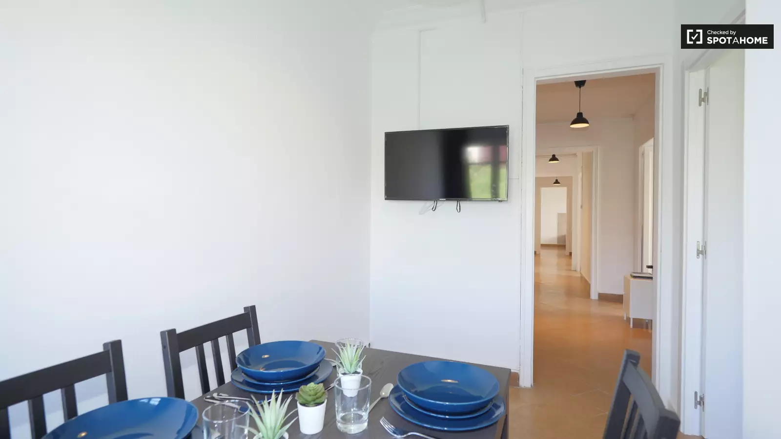 Furnished room in a shared flat in Sant Martí · 4