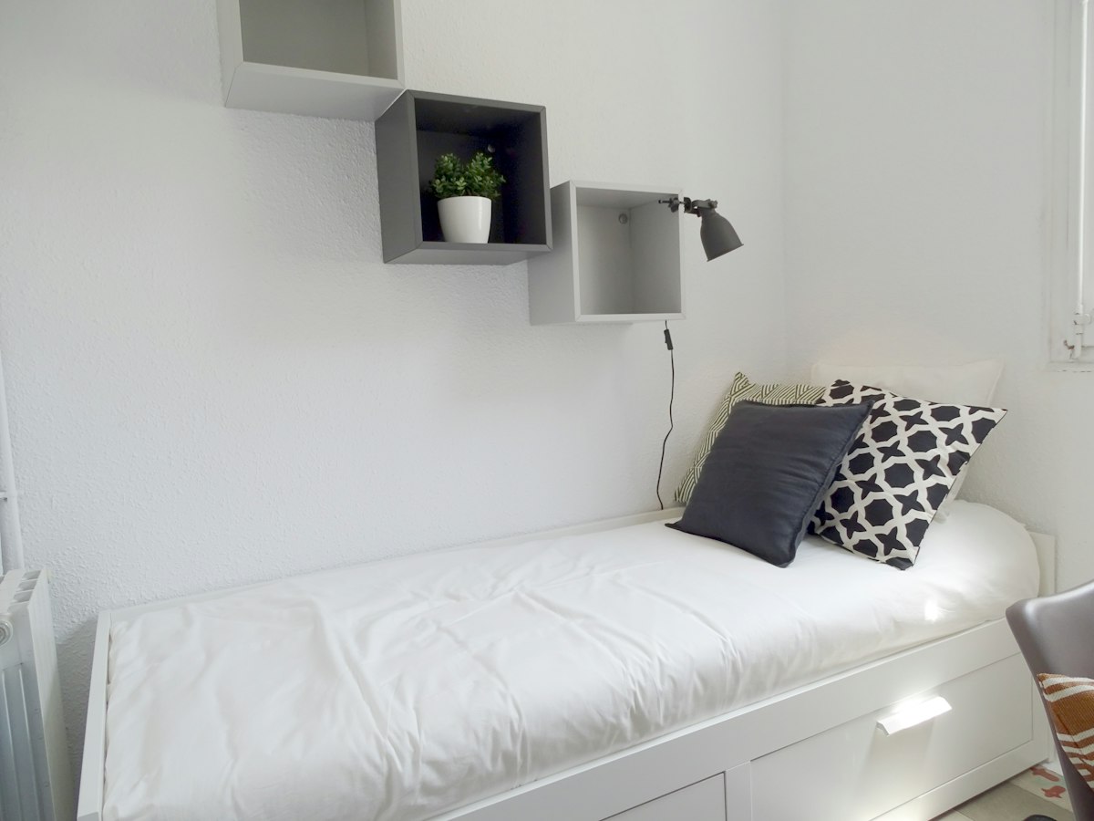 Habitación amueblada en piso compartido de 10 personas en Gràcia · 2