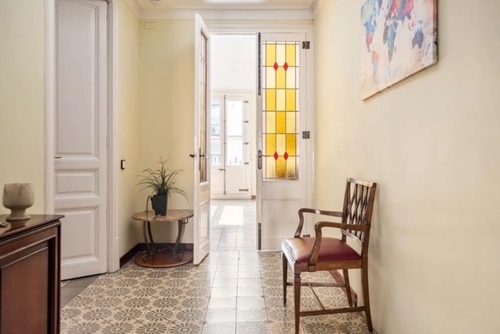 Room in a 4-person shared flat in Ciutat Vella · 4