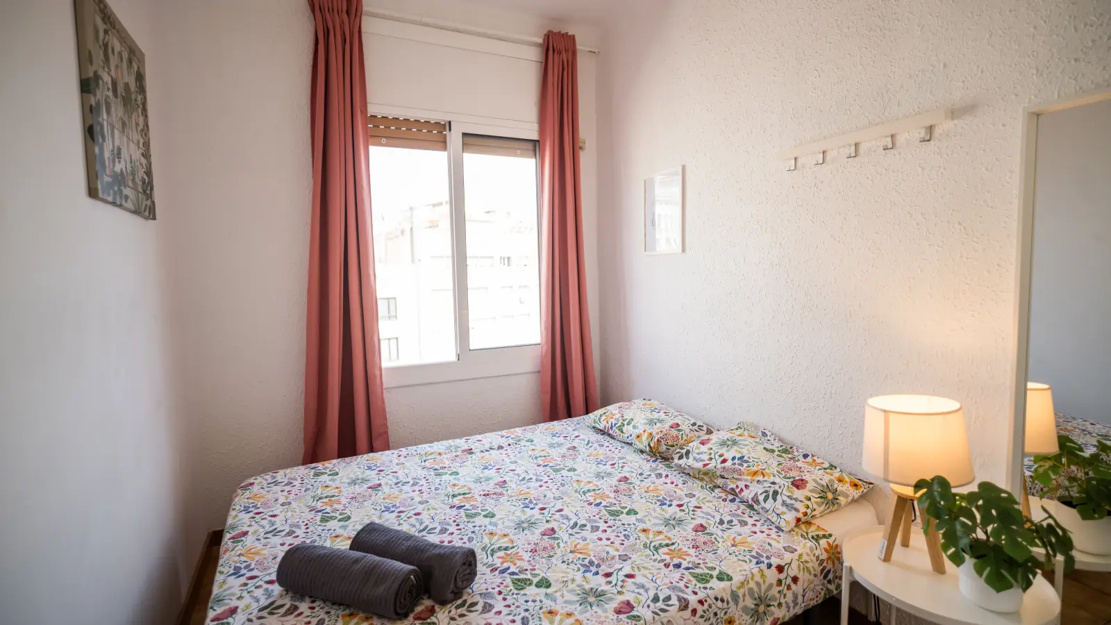 Furnished room in a 8-person shared flat in Eixample · 2