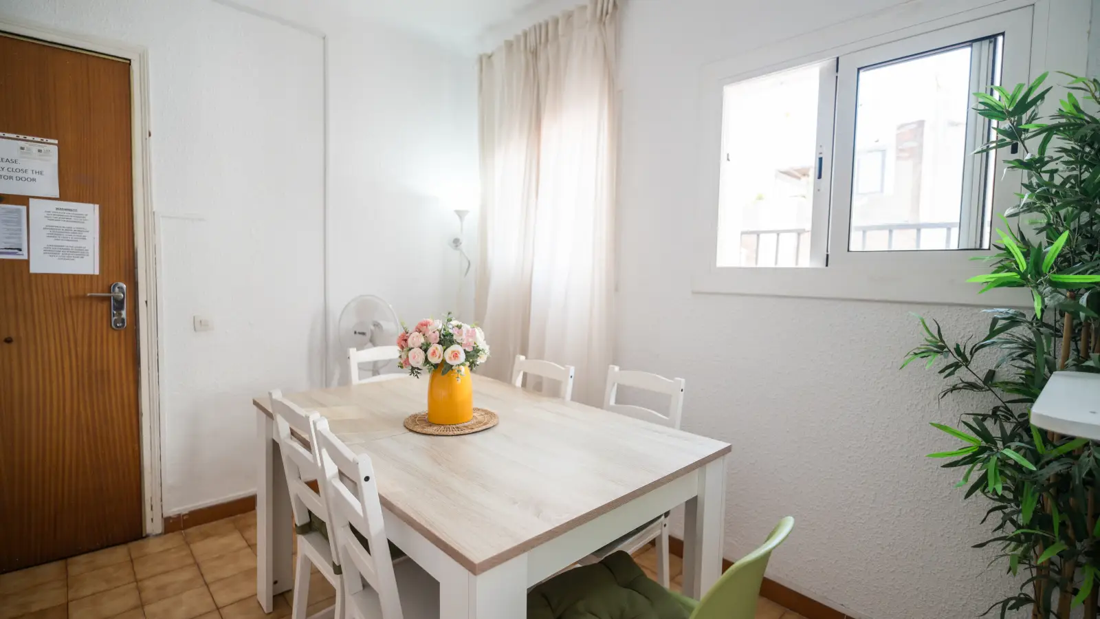 Furnished room in a 8-person shared flat in Eixample · 4