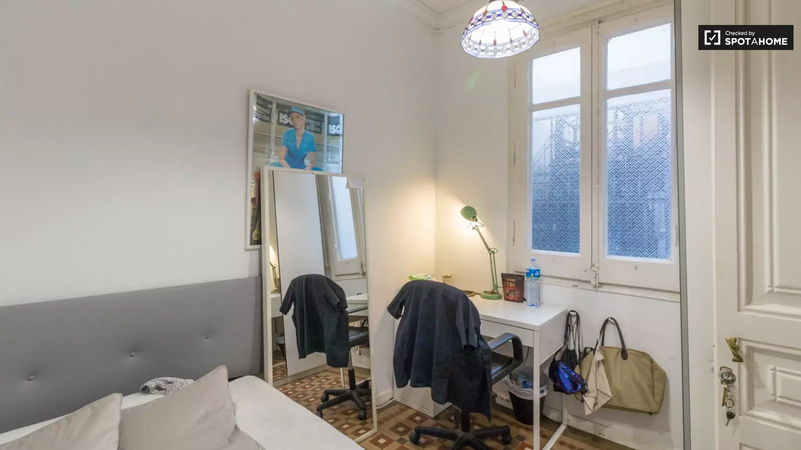 Habitación amueblada en piso compartido de 9 personas en Eixample · 2