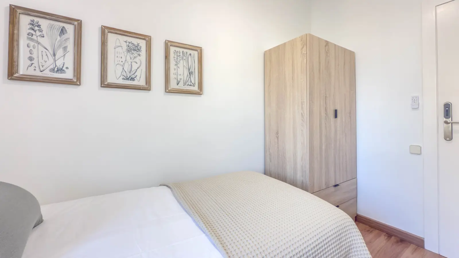 Furnished room in a shared flat in Eixample · 2
