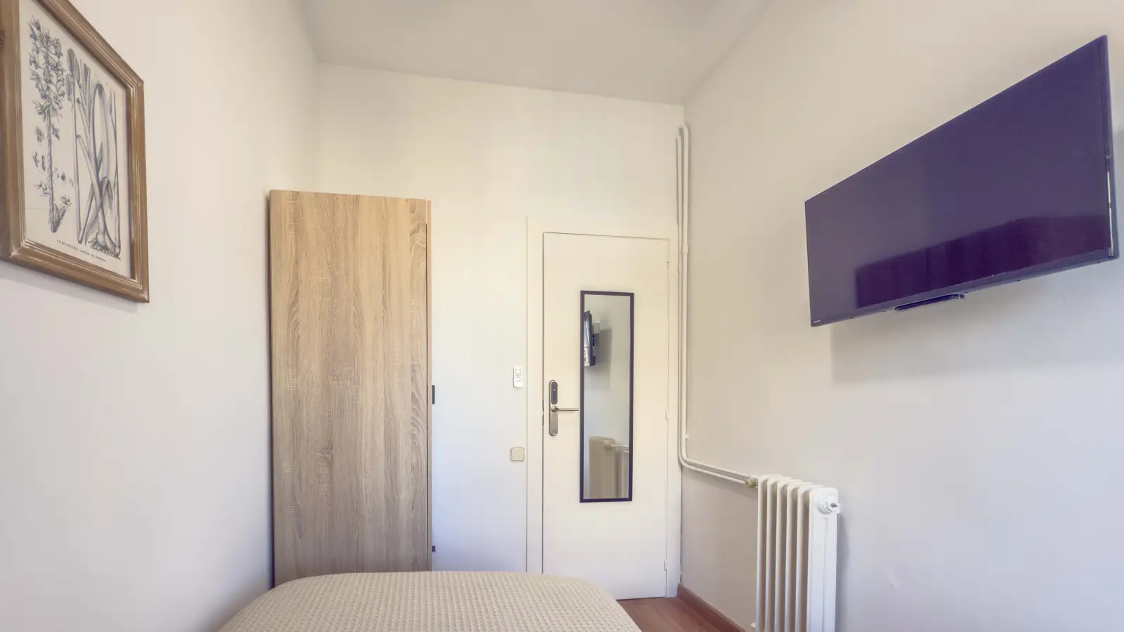 Furnished room in a shared flat in Eixample · 3