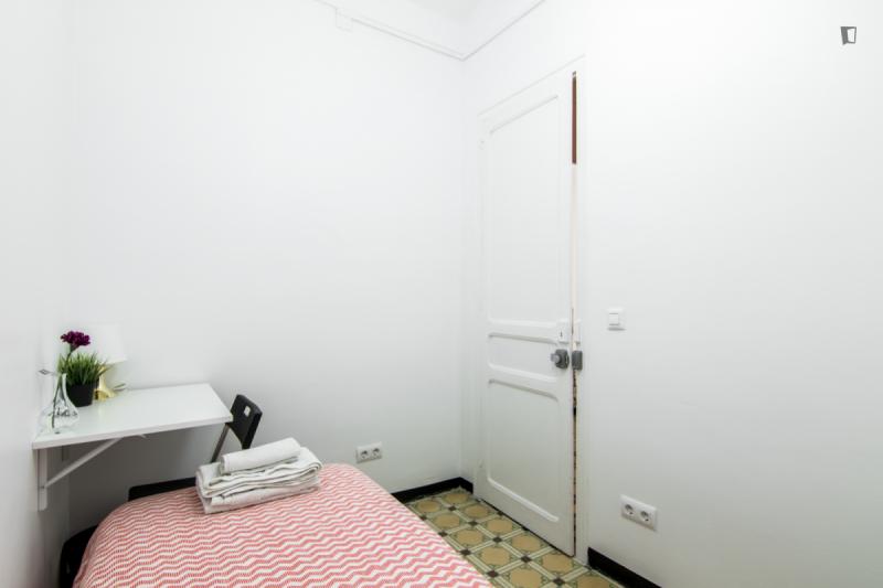 Furnished room in a 4-person shared flat in L'Hospitalet · 3