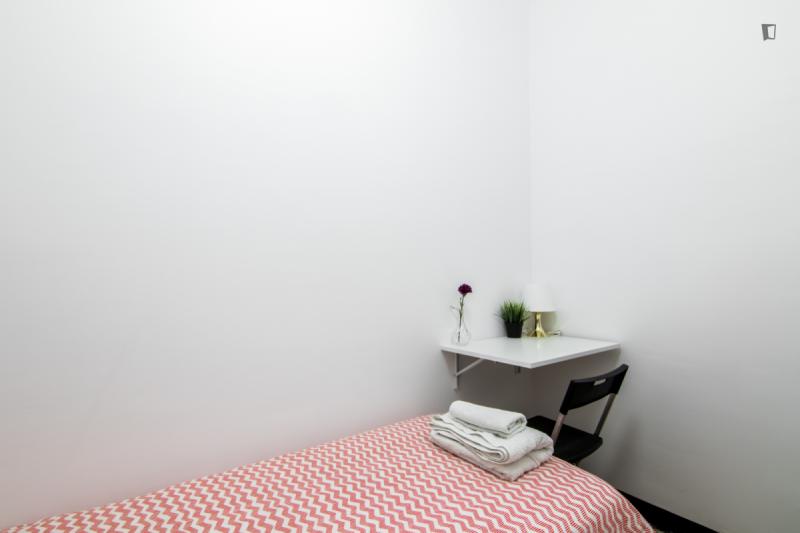 Furnished room in a 4-person shared flat in L'Hospitalet · 4