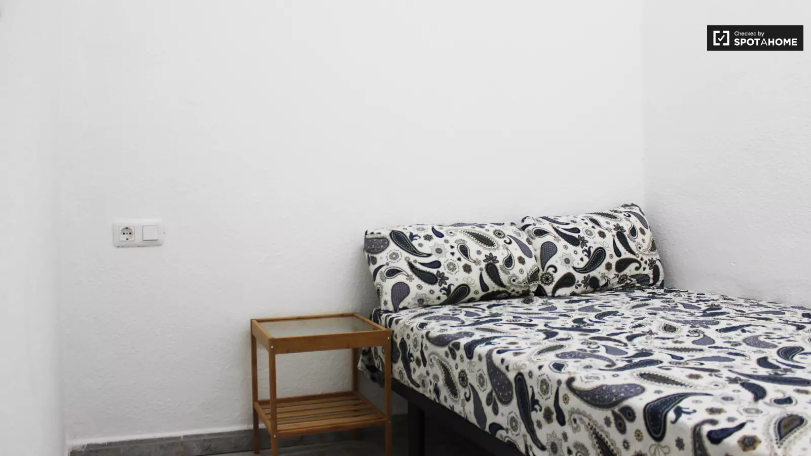 Habitación amueblada en piso compartido en Ciutat Vella · 3