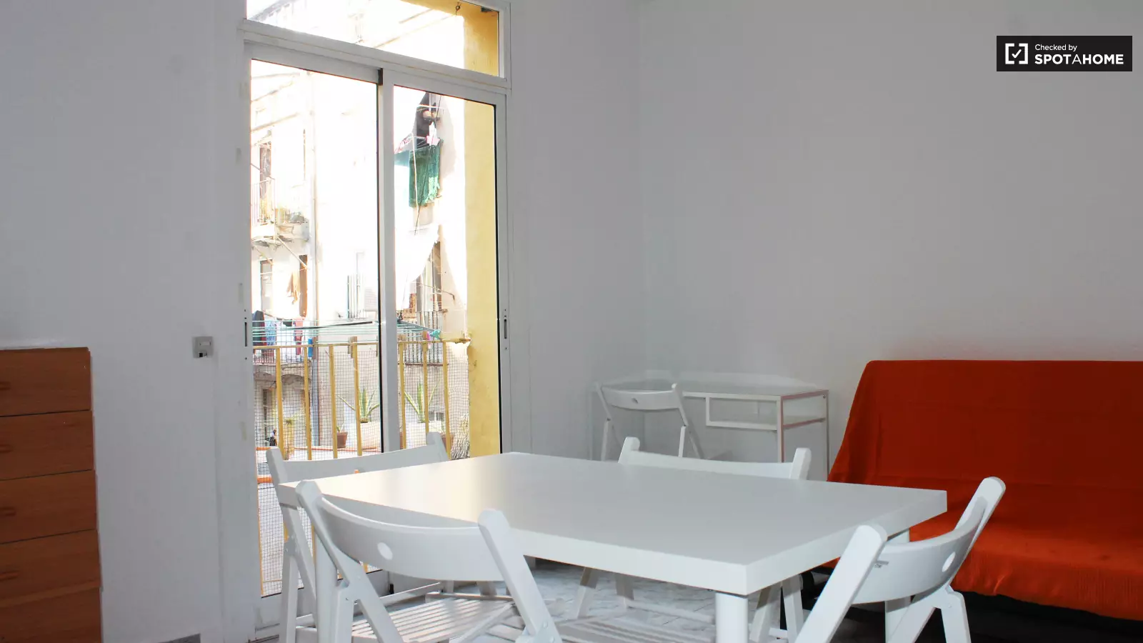Habitación amueblada en piso compartido en Ciutat Vella · 4