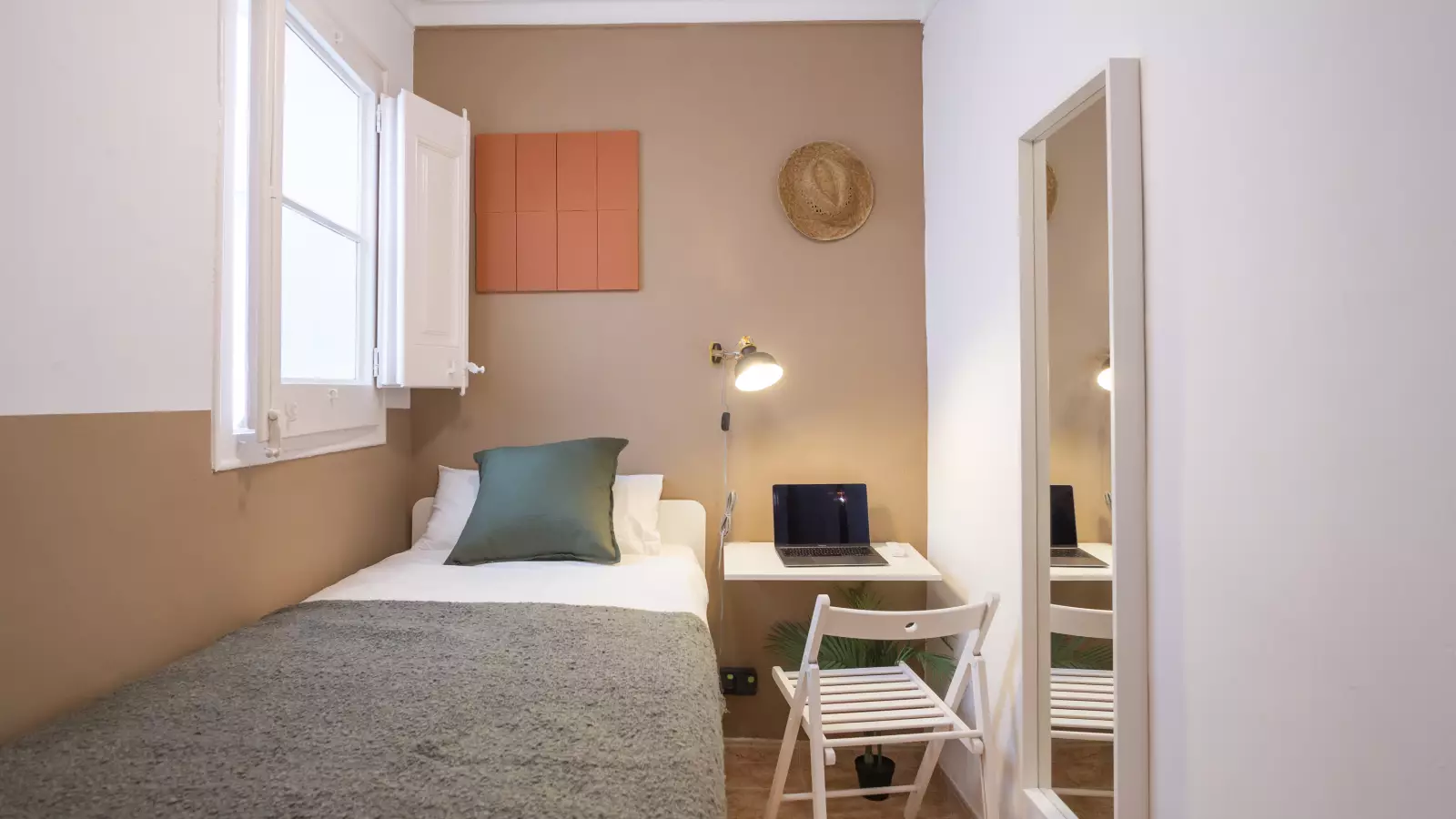 Furnished room in a 5-person shared flat in Eixample · 2