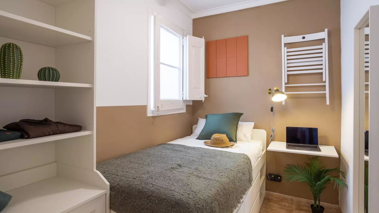Furnished room in a 5-person shared flat in Eixample · 3