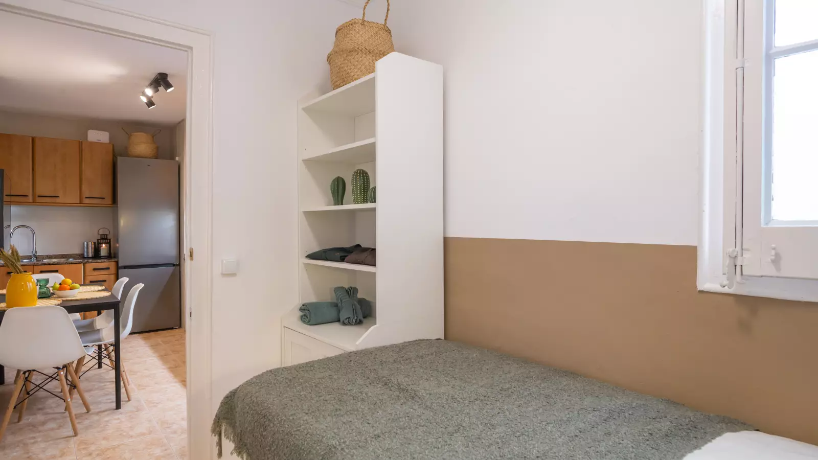 Furnished room in a 5-person shared flat in Eixample · 4