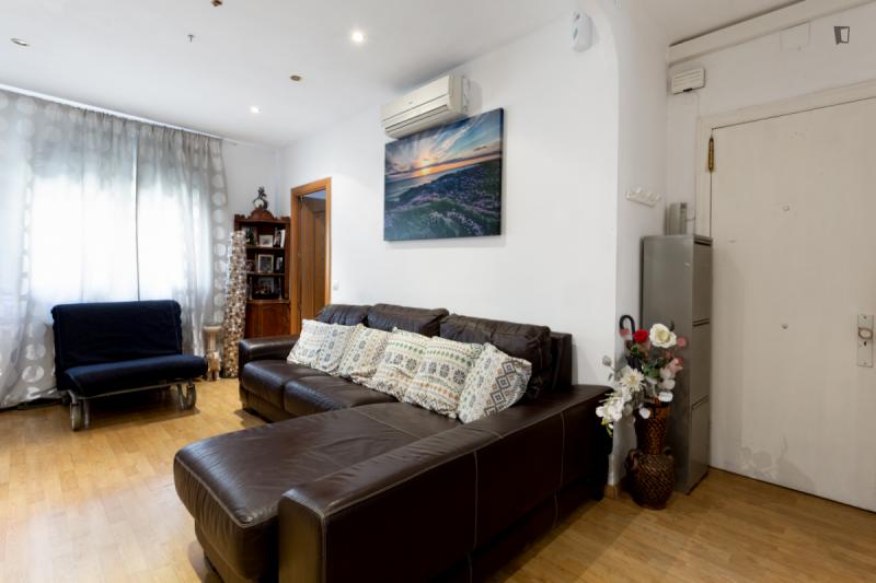 Furnished room in a 4-person shared flat in L'Hospitalet · 3