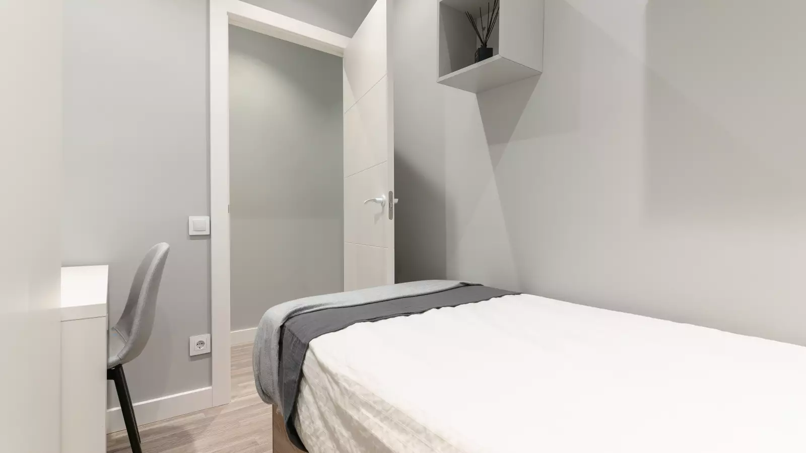 Habitación amueblada en piso compartido de 5 personas en Sarrià–Sant Gervasi · 2
