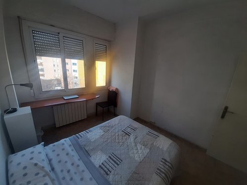 Room in a 3-person shared flat in Les Corts · 2