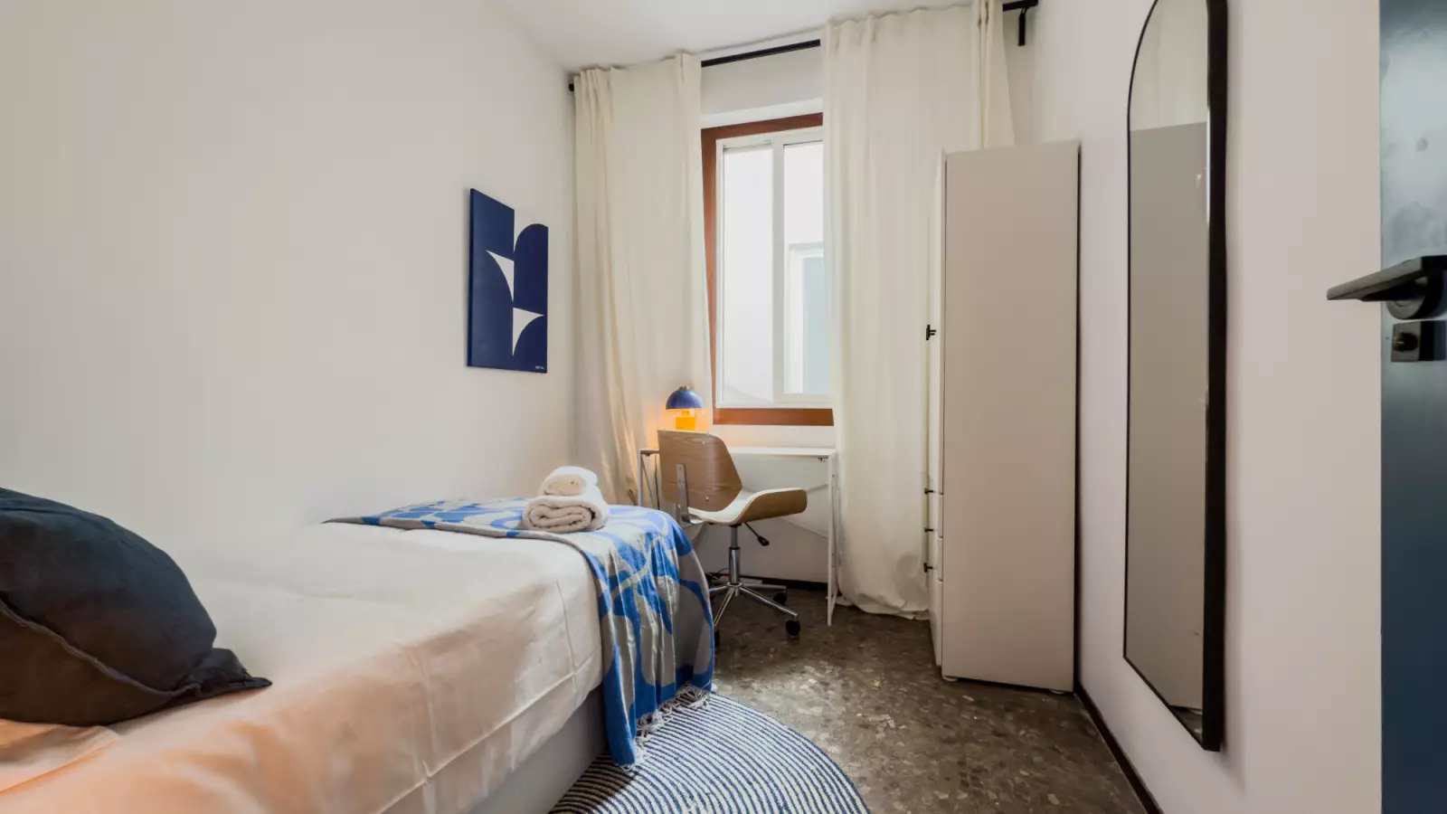 Furnished room in a 3-person shared flat in Gràcia · 2
