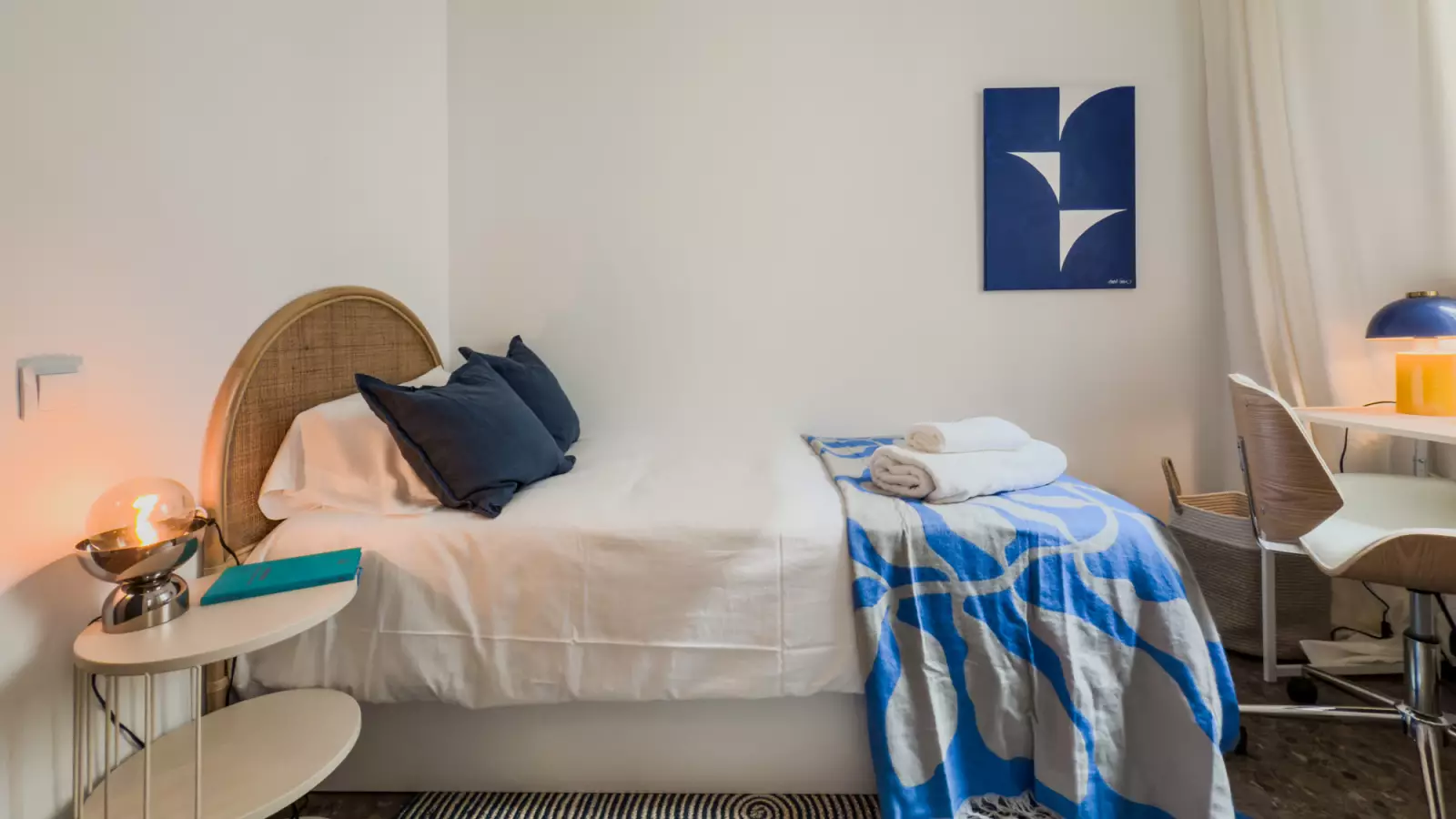 Furnished room in a 3-person shared flat in Gràcia · 3
