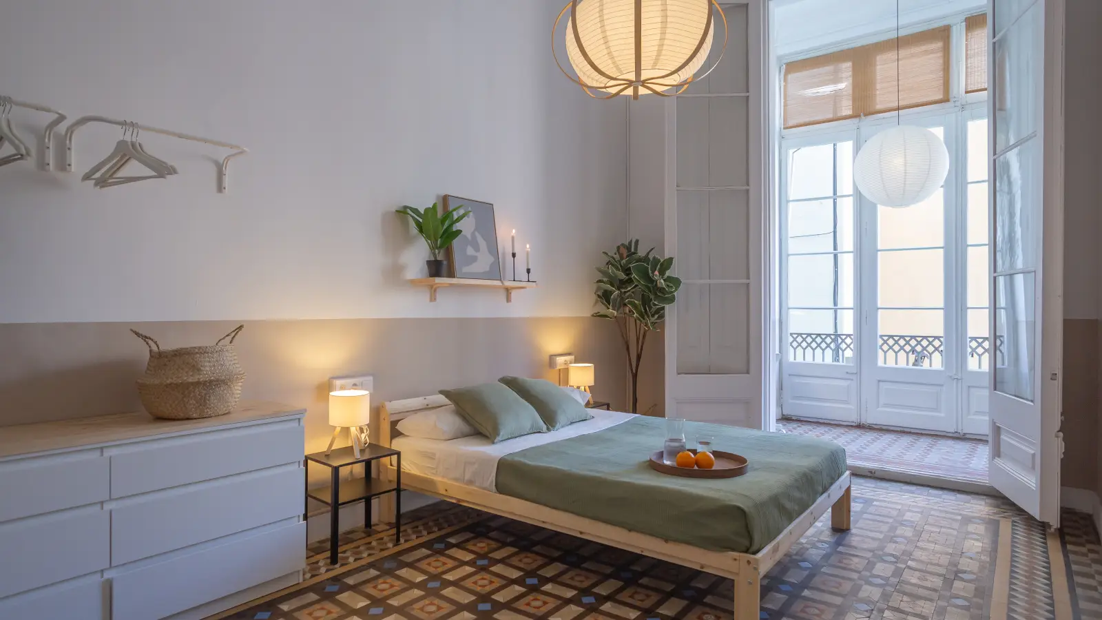 Furnished room in a 8-person shared flat in Eixample · 3