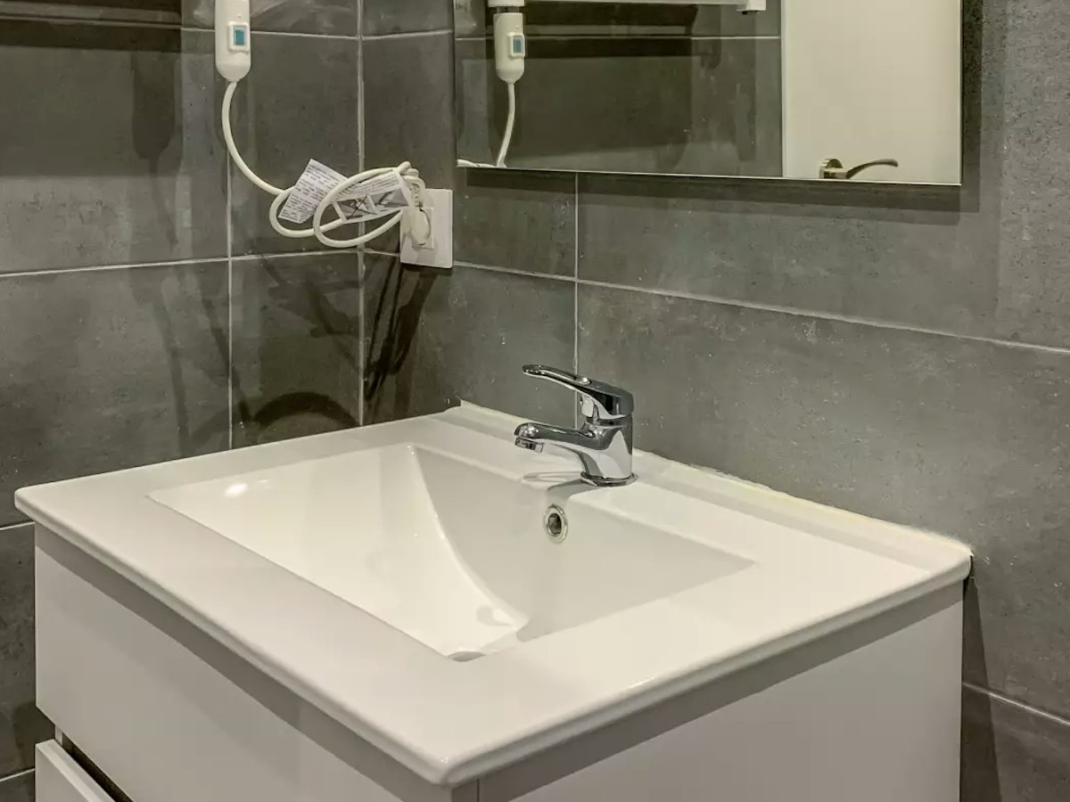 Furnished room in a 5-person shared flat in L'Hospitalet · 3