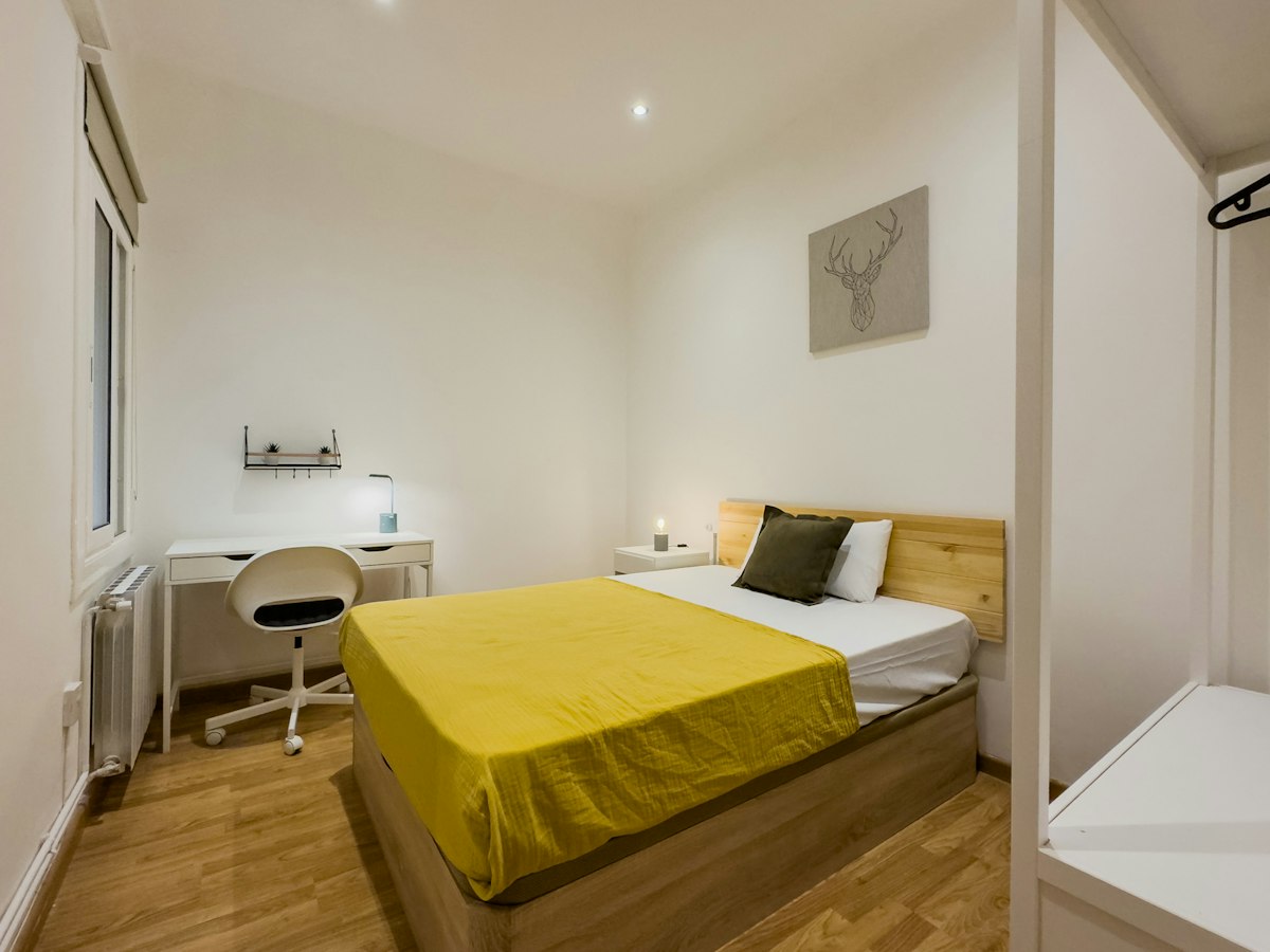 Furnished room in a 4-person shared flat in L'Hospitalet · 2